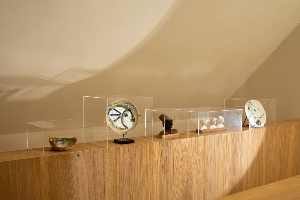 vitrine en plexiglas transparente