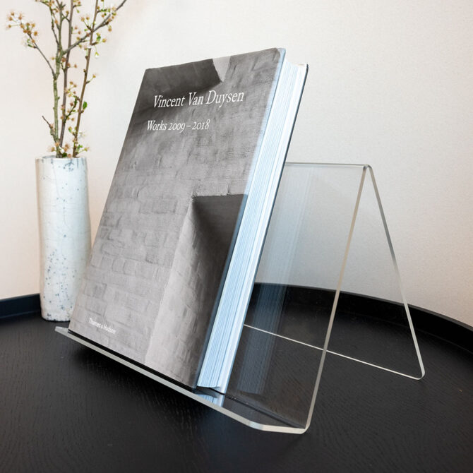 support en plexiglas transparent de grande taille pour livre et bouquin. Peu contenir un livre ouvert et fermé