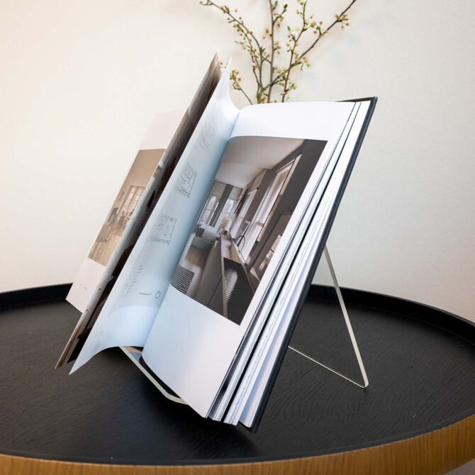 support en plexiglas transparent de grande taille pour livre et bouquin. Peu contenir un livre ouvert et fermé